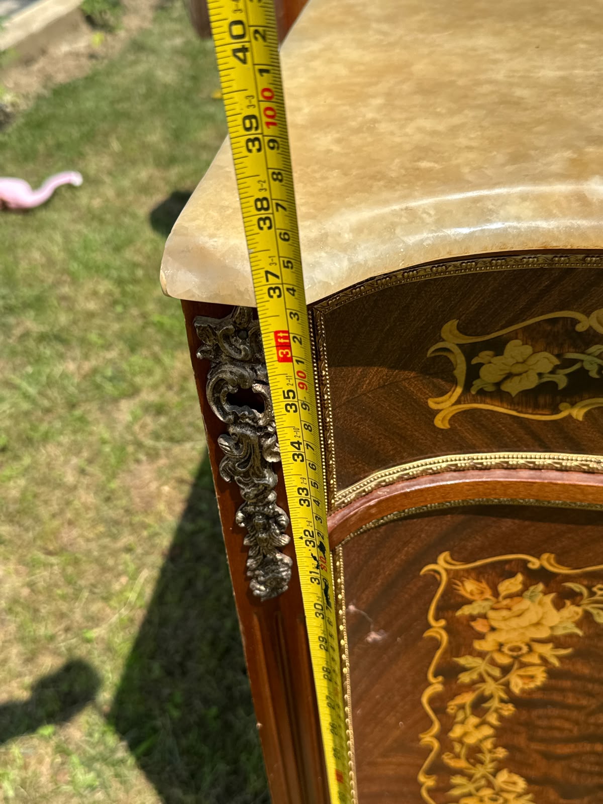 Comodă antică stil Louis XVI, blat din marmură, marchetărie fină, bronzuri aurite