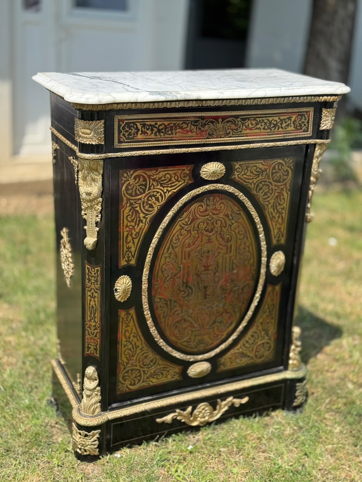 Comodă în Stil Napoleon III cu Marchetărie Boulle și Blat de Marmura