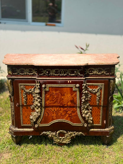 Comodă antică stil Louis XVI, blat din marmură, marchetărie fină, bronzuri aurite