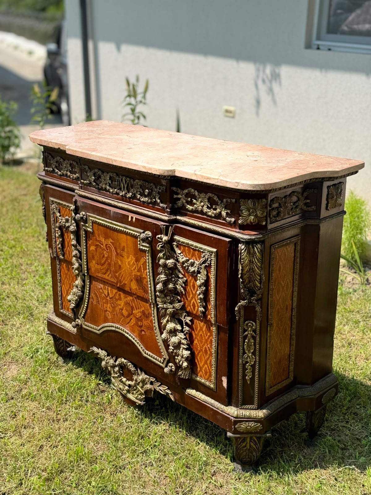 Comodă antică stil Louis XVI, blat din marmură, marchetărie fină, bronzuri aurite