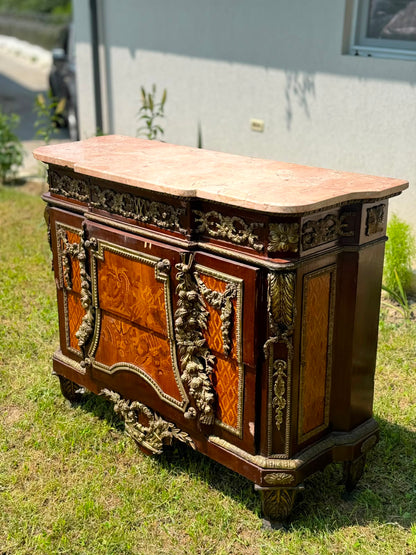 Comodă antică stil Louis XVI, blat din marmură, marchetărie fină, bronzuri aurite