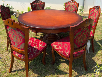 Set vintage sufragerie – masă rotundă + 6 scaune, lemn masiv, tapițerie damasc roșu