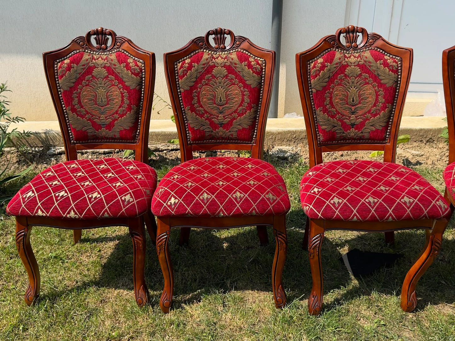 Set vintage sufragerie – masă rotundă + 6 scaune, lemn masiv, tapițerie damasc roșu