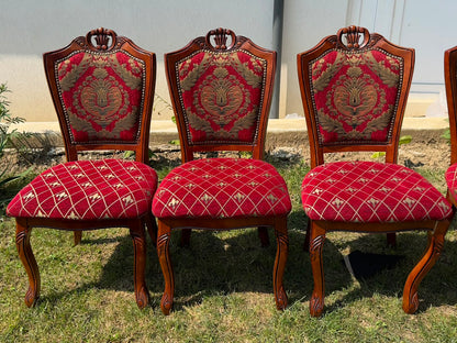 Set vintage sufragerie – masă rotundă + 6 scaune, lemn masiv, tapițerie damasc roșu