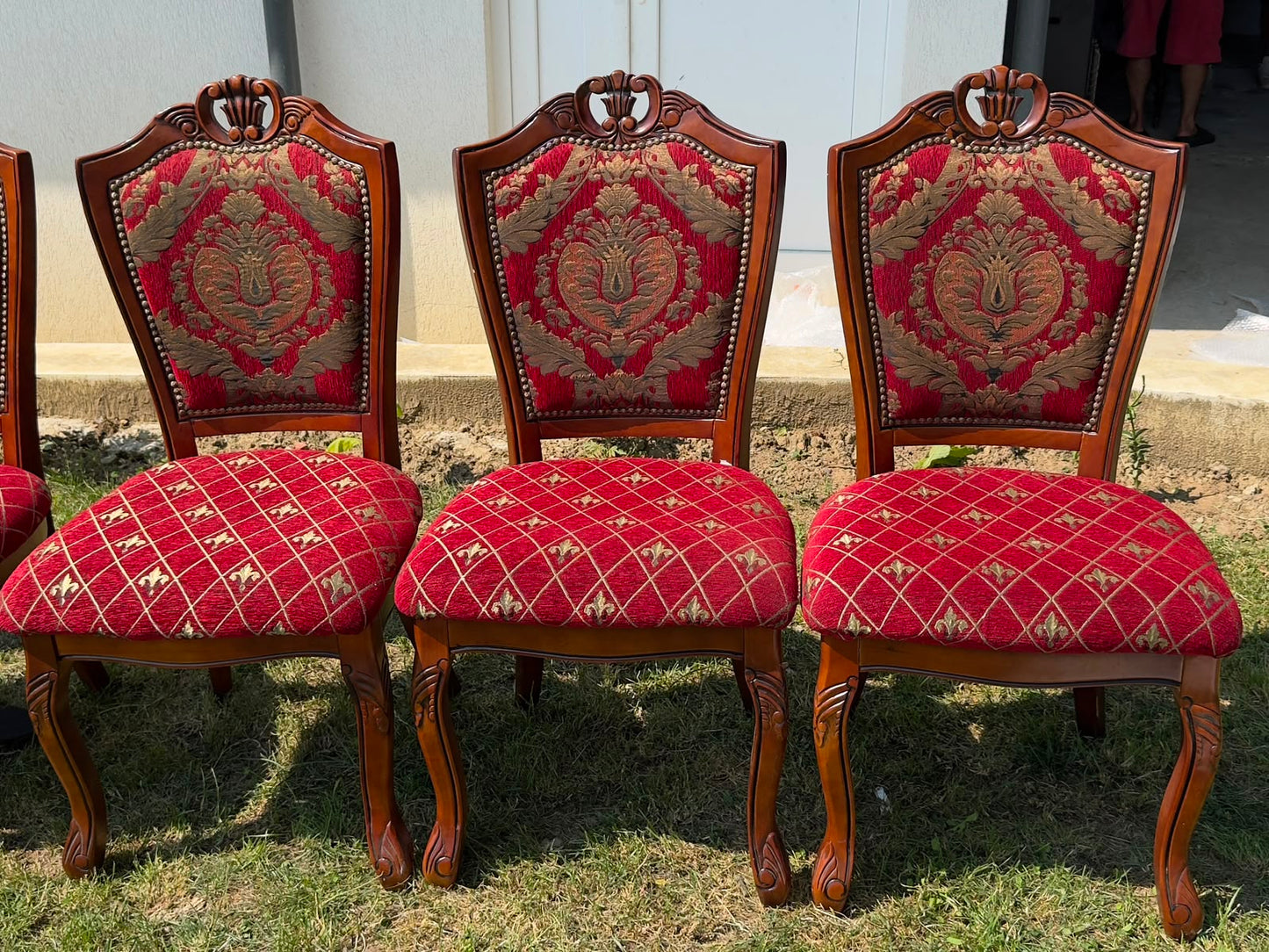 Set vintage sufragerie – masă rotundă + 6 scaune, lemn masiv, tapițerie damasc roșu