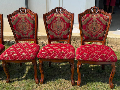 Set vintage sufragerie – masă rotundă + 6 scaune, lemn masiv, tapițerie damasc roșu