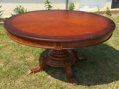 Set vintage sufragerie – masă rotundă + 6 scaune, lemn masiv, tapițerie damasc roșu