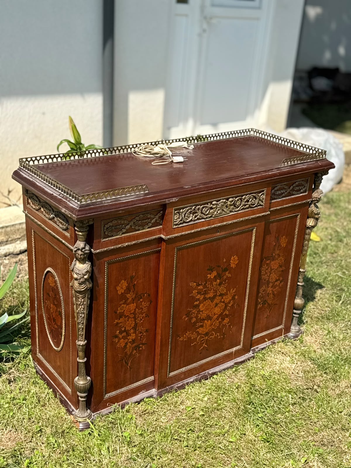 Comodă/Bufet antic stil Louis XVI, marchetărie florală, ornamente din bronz