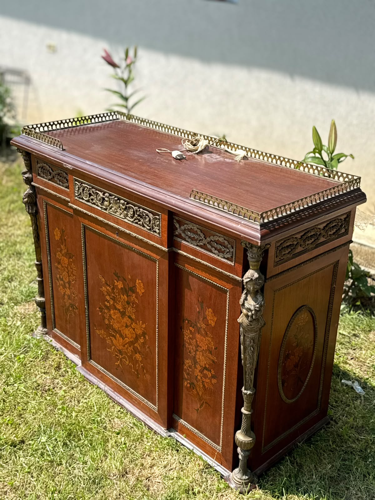 Comodă/Bufet antic stil Louis XVI, marchetărie florală, ornamente din bronz