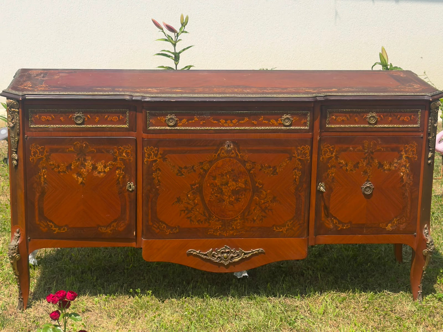 Comodă vintage stil Louis XV, marchetărie florală bogată, montaje bronz