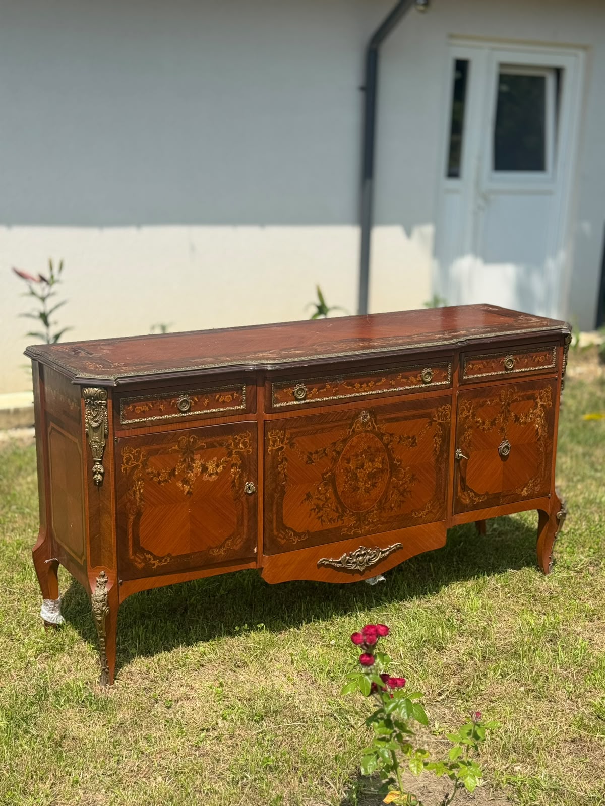 Comodă vintage stil Louis XV, marchetărie florală bogată, montaje bronz