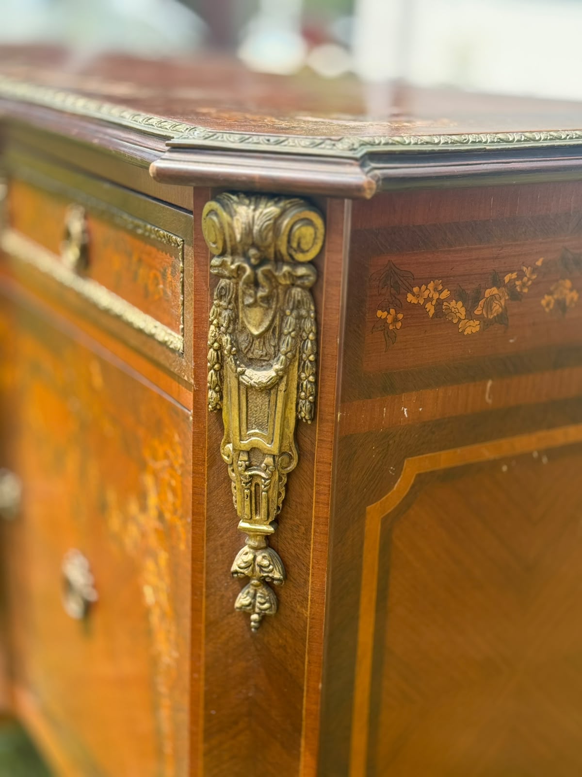 Comodă vintage stil Louis XV, marchetărie florală bogată, montaje bronz