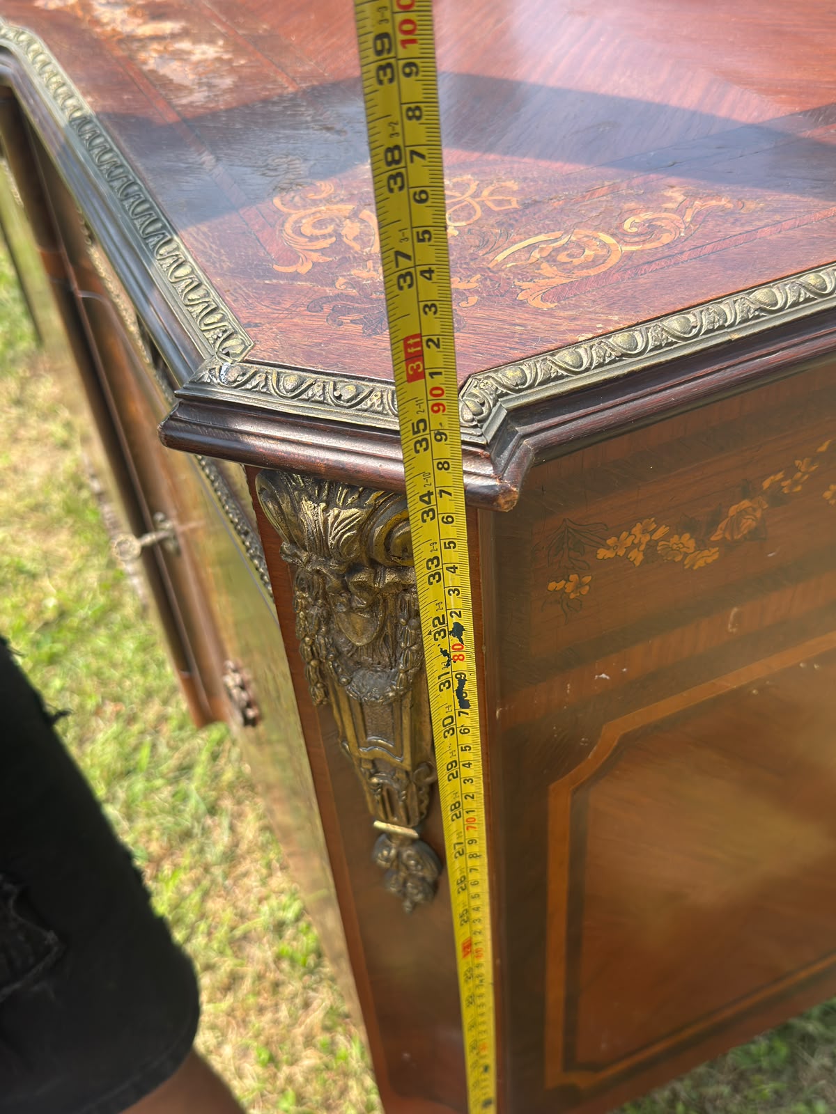 Comodă vintage stil Louis XV, marchetărie florală bogată, montaje bronz
