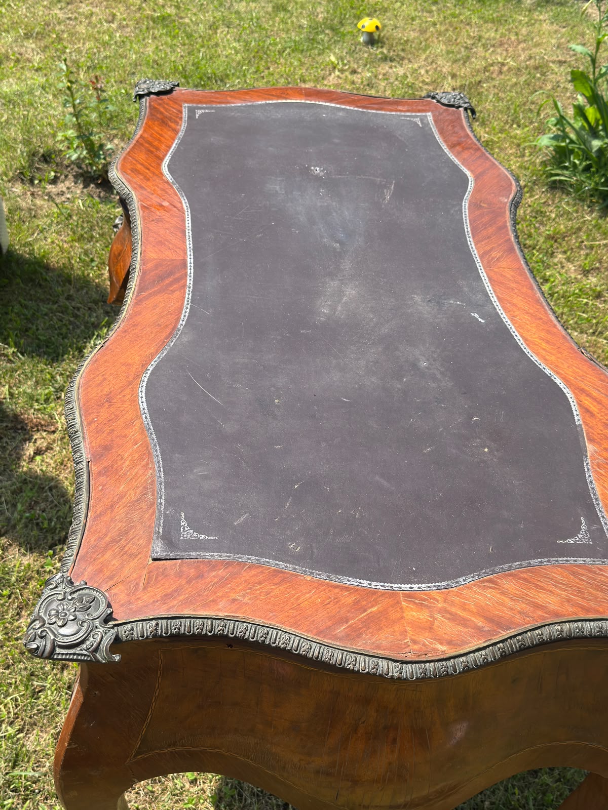 Birou Antic în Stil Louis XV / Rococo, cu Inserție de Piele și Aplicații de Bronz