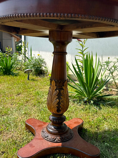 Măsuță/Gheridon antic din lemn masiv, furnir mahon, stil Empire – picior sculptat cu frunze de acant