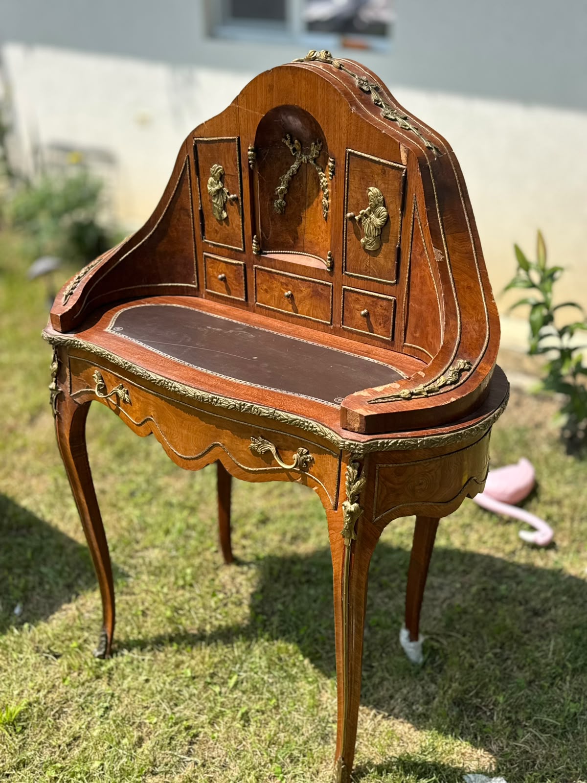 Superb Birou de Damă „Bonheur du Jour” în stil Louis XV – Lemn intarsiat și aplicații din bronz