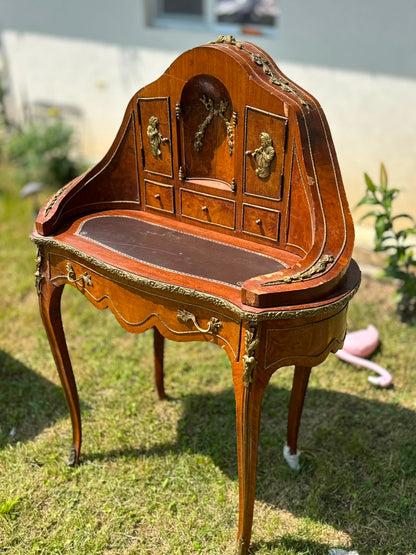 Superb Birou de Damă „Bonheur du Jour” în stil Louis XV – Lemn intarsiat și aplicații din bronz