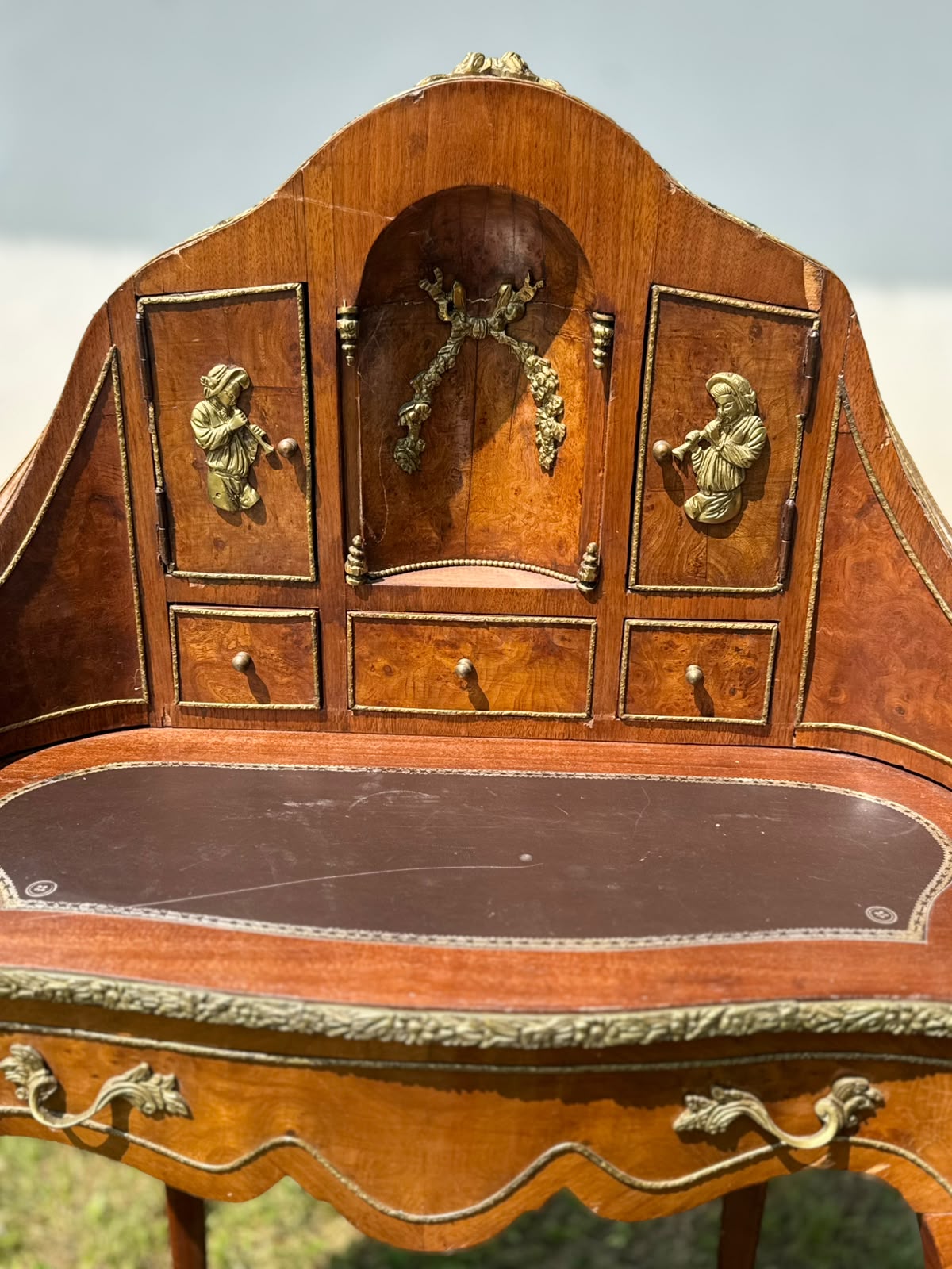 Superb Birou de Damă „Bonheur du Jour” în stil Louis XV – Lemn intarsiat și aplicații din bronz