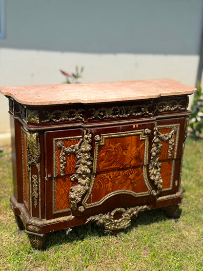Comodă antică stil Louis XVI, blat din marmură, marchetărie fină, bronzuri aurite