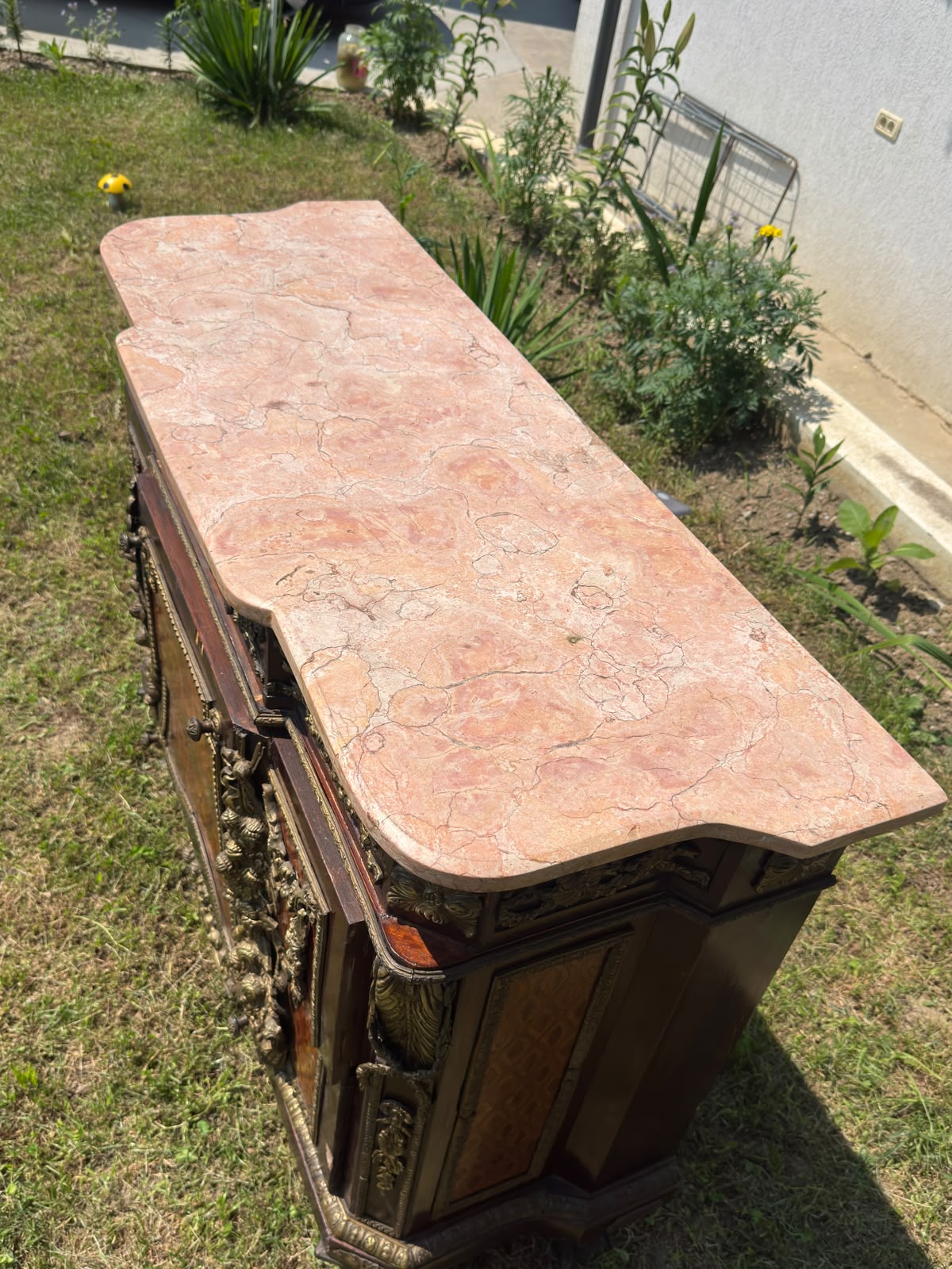 Comodă antică stil Louis XVI, blat din marmură, marchetărie fină, bronzuri aurite