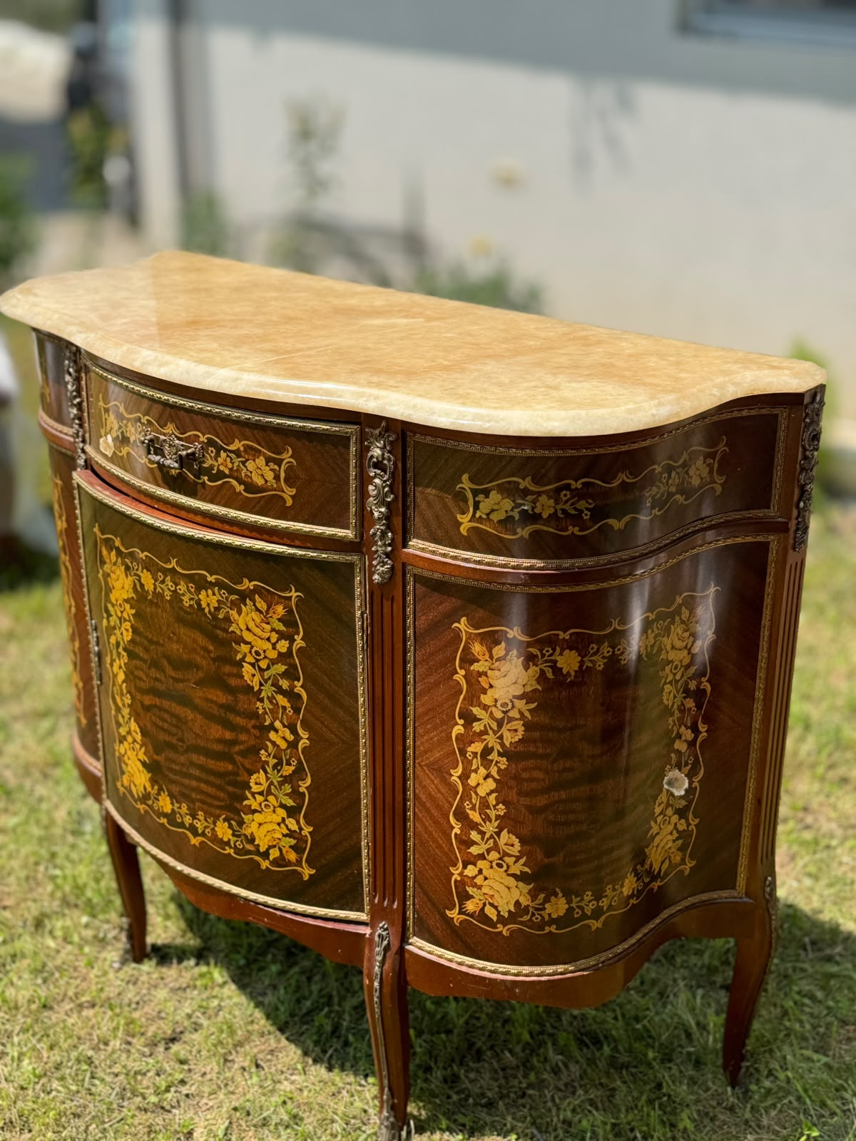 Comodă antică stil Louis XVI, blat din marmură, marchetărie fină, bronzuri aurite