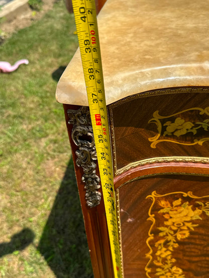 Comodă antică stil Louis XVI, blat din marmură, marchetărie fină, bronzuri aurite