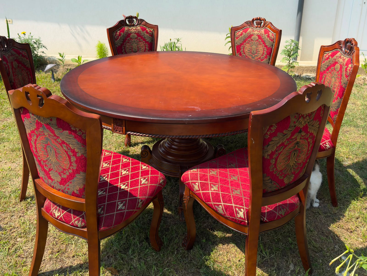 Set vintage sufragerie – masă rotundă + 6 scaune, lemn masiv, tapițerie damasc roșu